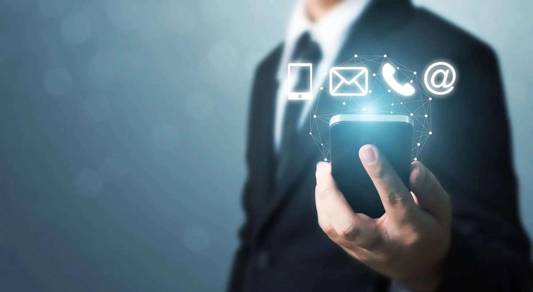  Zakenman met smartphone in de hand met de symbolen mobiele telefoon, e-mail, telefoon en adres